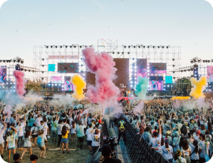 Foto de pessoas festejando na pista